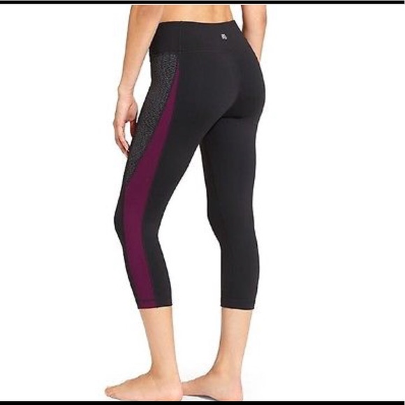 Athleta Pants - Athleta Heartbeat Revelation Capri sz M